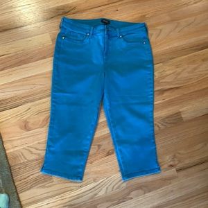 Women’s Jean capris. Turquoise green.